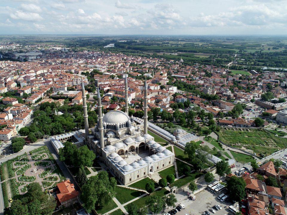 <p>Her yıl sadece ramazan ayında Selimiye Camisi'ni yaklaşık 500 bin kişinin ziyaret ettiğini dile getiren Üzüm, "Edirne'de ramazan çok yoğun ve heyecanlı duygularla yaşanıyor. Selimiye Camisi ramazan ayında Türkiye'nin her yerinden ziyaretçi akınına uğruyor." dedi.</p>

<p> </p>

