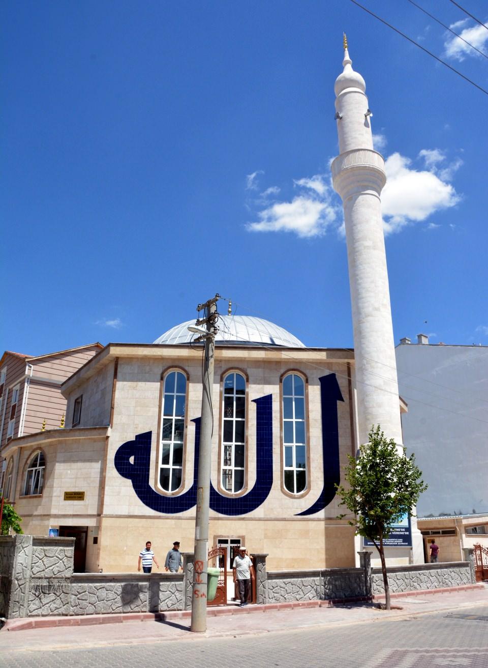 <p>Yedigen şekil üzerine yapılan caminin yüksek ve aydınlık pencereleri bulunduğunu anlatan Yapıcı, "Kaba inşaat bitince aralarına Kırşehir'in meşhur kavağını ince uzun olarak koyduk. Kavaklardan sonra çimenler kendiliğinden geldi. Bir ressam arkadaşımız, kadınlar mahfilinin altına üzüm asması yapılmasını istedi. Onları ve daha sonra çitleri yaptık. Kubbe gökyüzü şeklinde olacaktı. Ressamlarımız çok iyiydi, ne dediysek onu yaptılar."</p>

<p> </p>
