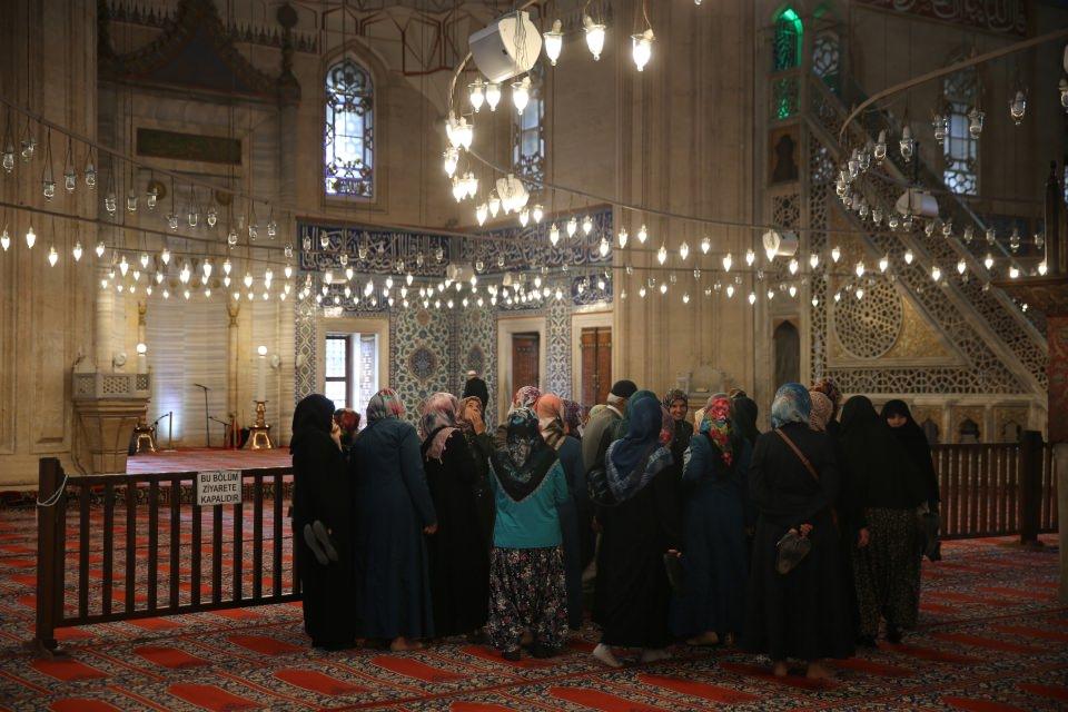 <p>Kalem gibi ince, bir dantel gibi süslü 3 şerefeli dört minaresi bulunan Selimiye'nin minarelerinin uzunluğu ise alemi dahil 85 metre uzunluğunda. </p>
<p> </p>