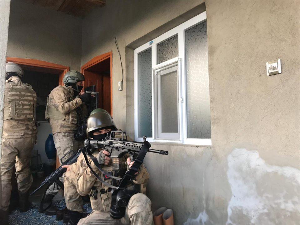 <p>Bu kapsamında İl Jandarma Komutanlığı Terörle Mücadele Şube Müdürlüğü ekiplerince, Çaldıran ve Başkale'de düzenlenen operasyonlarda 18 şüpheli gözaltına alındı.</p>
<p> </p>