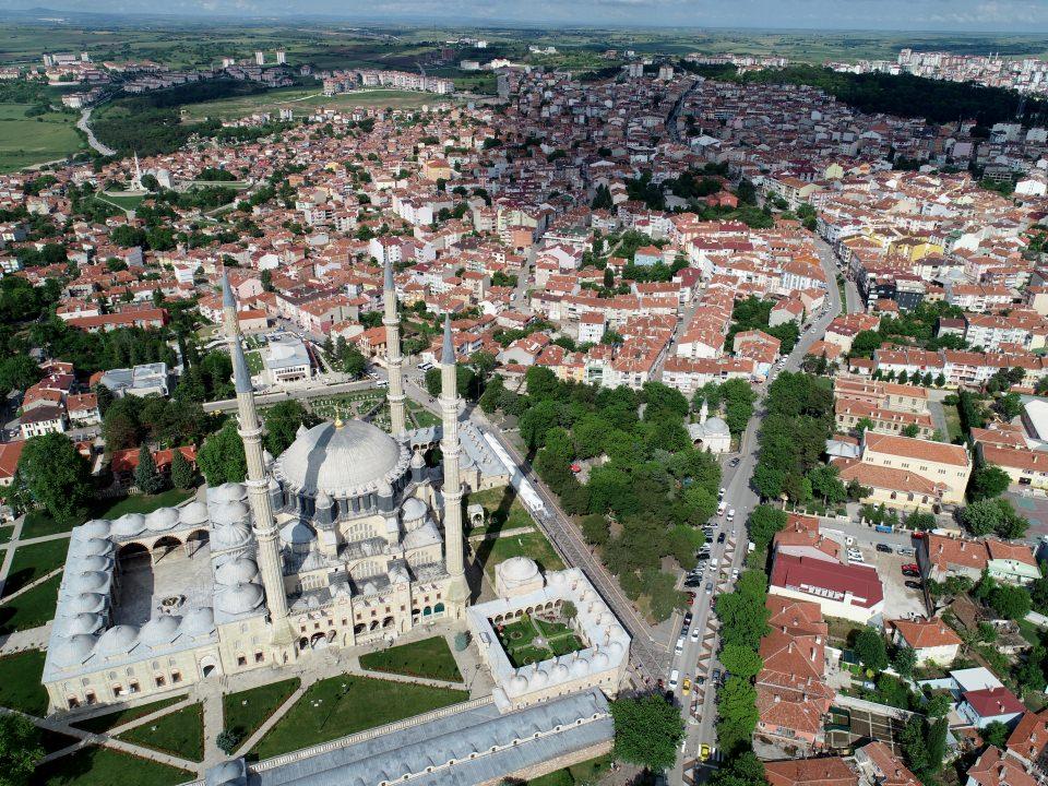 <p><strong> Yılda 2 milyondan fazla ziyaretçi</strong></p>

<p>Üzüm, geçen yıl Selimiye'yi 2 milyondan fazla kişinin ziyaret etiğini bildirdi.</p>
