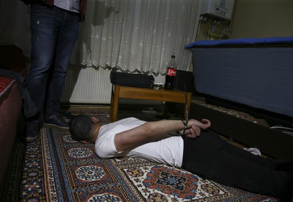 <p><strong>Oyuncu Asıltürkmen de şebekenin tuzağına düşmüştü</strong></p>
<p>Savcılık ve polisin yürüttüğü soruşturmada vize dolandırıcılarının tuzağına düşenler arasında oyuncu Akasya Asıltürkmen'in de olduğu ortaya çıktı.</p>