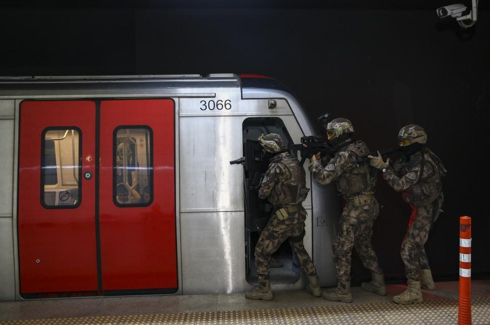 <p>Ankara Emniyet Müdürlüğü Özel Harekat Şube Müdürlüğü ekipleri, başkent metrosunda nefes kesen bir rehine kurtarma tatbikatı yaptı.</p>
