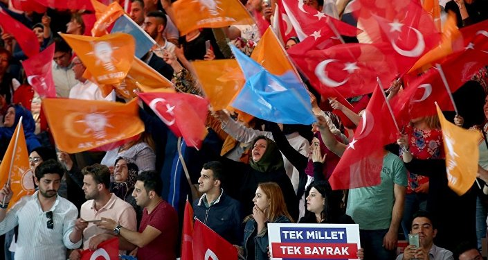 <p>Geçmişte bize bu hadiseleri yaşatanlar veya bu zulümlere alkış tutanlar veya en azından suskun/dilsiz kalanlar, bakıyorum da bugün demokrasi havarisi kesilmiş durumdalar. Tam bir demokrasi fedaisi gibi ‘’haksızlık karşısında susan dilsiz şeytandır’’ nutukları atıyorlar.</p>
<p>Oysa arşivler ortada, geçmişte kim ne demiş, nasıl davranmış hepsini biliyoruz…</p>
<p>Ve sağlam bir tevbe-i nasuh ihtiyacı içinde olanların sayısının hiç de az olmadığını görüyoruz.</p>