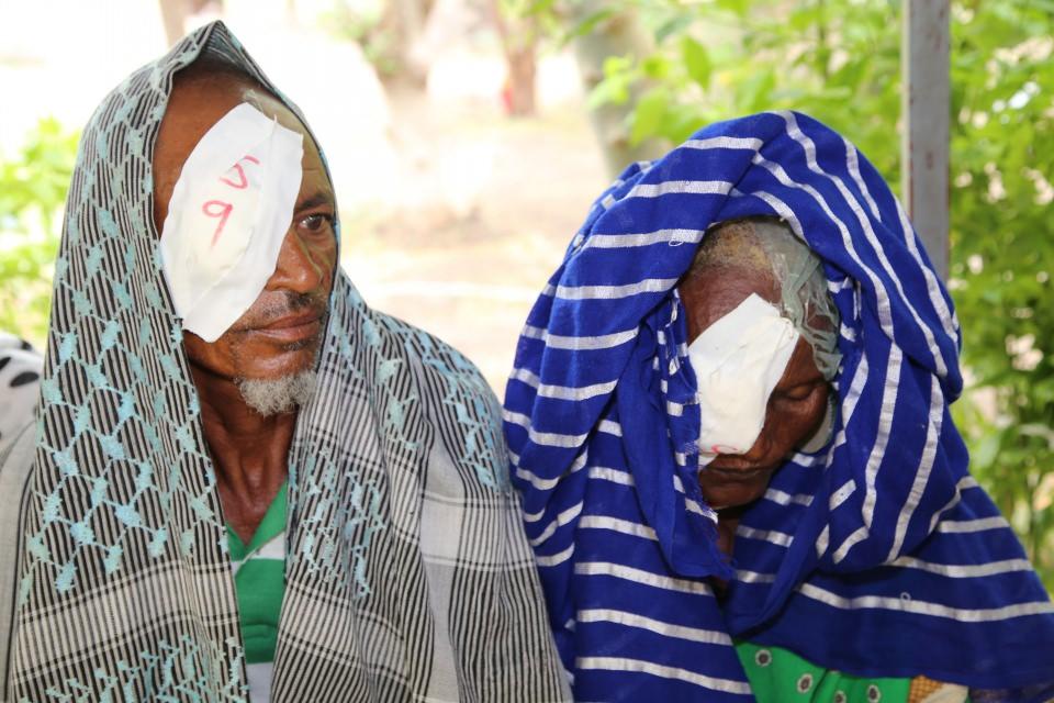 <p> Uzun yıllar gözlerimin açılmasını bekledim</p>

<p>Yaklaşık 10 yıldır ameliyat olmayı bekleyen 60 yaşındaki Enise Muhammed, gözündeki katarakt nedeniyle uzun yıllardır çok büyük sıkıntılar yaşadığını belirterek, gözlerinin yeniden görmesinde emeği geçen Türkiye'deki hayırseverlere teşekkür etti.</p>
