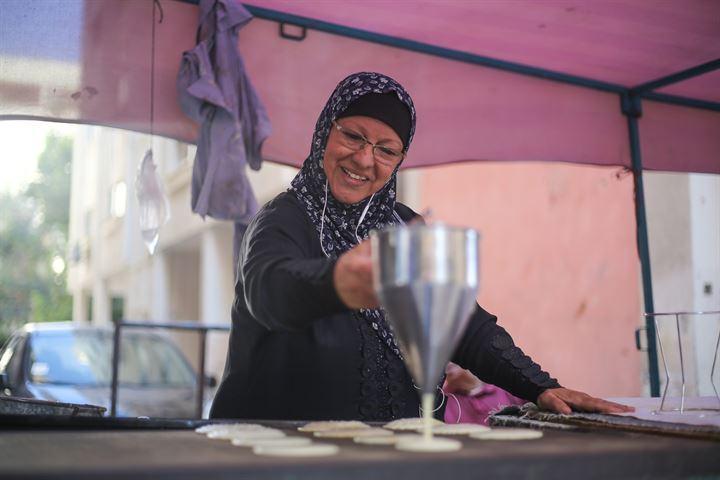 <p>Gazze'de yaşayan kadın girişimcilerden biri olan 60 yaşındaki Filistinli Nahide en-Nemr, ülkedeki kadın girişimcilerden birisi. Nemr, ekonomik sıkıntılar çeken ailesine destek vermek için kadayıf ustalığı yapıyor. </p>

