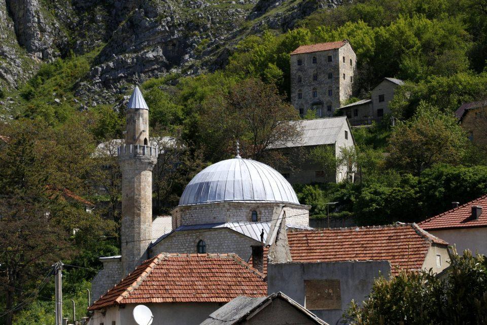 <p>Restorasyon için bekleyen Sinan Çavuş ve Firdevs camilerinin temellerinin bulunduğu alanların temizlendiğini anlatan Kevric, restorasyonda bazı maddi imkansızlıklar yaşadıklarını ifade etti.</p>

<p> </p>

