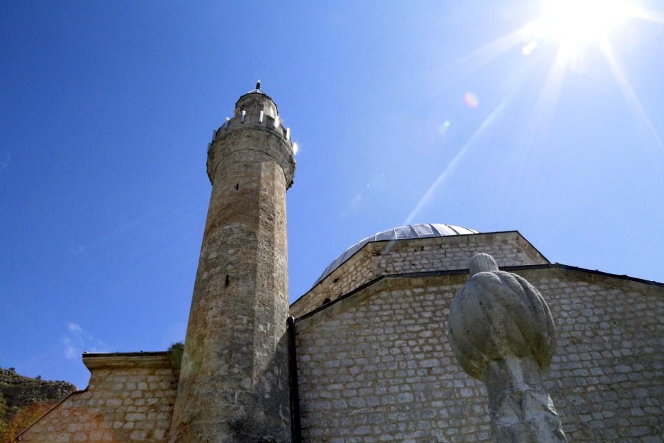 <p>Kevric, Lala Paşa Camisi'nin dönemin sancak beyi Sokollu Mustafa tarafından inşa edildiğini belirterek, "Beylik Camisi olarak da anılan bu cami, güneşin hareketine göre inşa edilmiş. İçerisinde güneş saati de var. Savaş zamanı hasar gören camide de beş vakit namaz kılınıyor." dedi.</p>

<p> </p>
