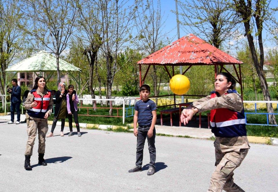 <p>Çocuklar bizleri gördüklerinde çok sevindiler, biz de onları gördüğümüz için çok sevindik. Bu kapsamda ziyaretlerimiz devam edecek."</p>