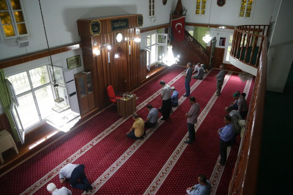 <p>Nuri Dursun da sıcak geçen ramazanda cami bahçesinde vakit geçirdiklerini anlatarak, "Milletin gönlünü açan bir cami. Ramazanda burada serinlemek, vakit geçirmek çok güzel." diye konuştu.</p>

<p> </p>
