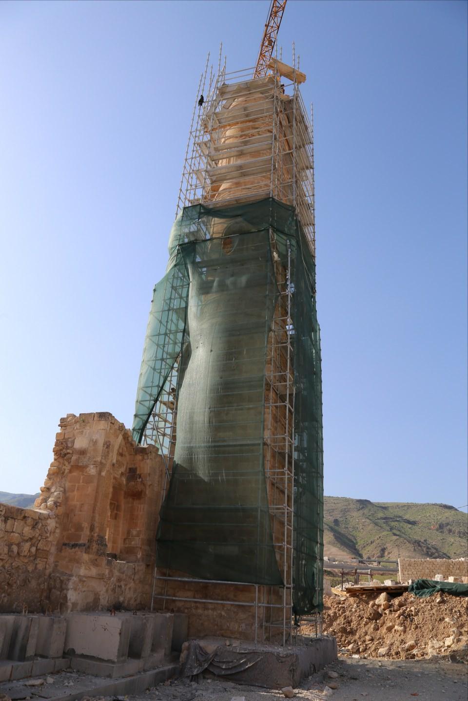 <p>1407 yılında Eyyubi Sultanı Süleyman Han tarafından inşa ettirilen cami ve minaresinin yeni yerinde yapımının ve korunması için çalışmaların devam ettiğini dile getiren Kösalı, "Süleyman Han Camisi'nin minaresi 132 sıradan oluşmaktaydı. Bunu özel tekniklerle tek tek sökerek yeni yerine taşıdık ve inşasına başladık. Şu anda 132 sıranın 101 sırası tamamlandı. Sıfır hasarla devam eden çalışmalarımız titizlikle sürüyor." dedi.</p>
<p> </p>