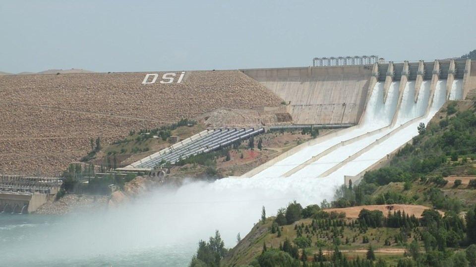 <p>Fırat Havzası'na düşen bol yağışlar ve Fırat Nehri'ni besleyen Peri, Karasu ve Murat nehirlerinden gelen taşkınların etkisiyle su seviyesinin 844 bin 44 metreye yükselmesi nedeniyle, muhtemel bir taşkın riskine karşı su seviyesinin düşürülmesi amacıyla 17 Mayıs'tan bu yana Keban Barajı'nda 6 tahliye kapağı açıldı.</p>
