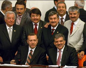 <p>Ve yıl 2007. Cumhurbaşkanı seçimi var. Meclisteki çoğunluğu nedeniyle doğal olarak Ak Partiden bir isim CB seçilecek. Bu, anasının ak sütü gibi onun hakkı... Ama seçtirmiyorlar. Daha önce Özal 263 vekil oyu, Demirel 244 vekil oyu, Sezer 330 vekil oyu ile Cumhurbaşkanı seçilirken, Ak Parti adayı Gül, aldığı 352 vekil oyuna rağmen CB seçilemiyor. Niye? Çünkü CHP 367 garabeti diye bir şey çıkarıyor ve Anayasa Mahkemesine gidiyor. Anayasa Mahkemesi de ‘’evet, 367 gerekli’’ diyor. Benim seçtiğim milletvekillerinin oylarını yok sayıyor ve Ak Partiye (dolayısıyla bize) Cumhurbaşkanı seçemezsin diyorlar. Yetmiyor, ordu hükümete e-muhtıra veriyor, CB seçmeye teşebbüs etti diye tehdit ediliyor. CHP de bu tehditlerini Cumhuriyet mitingleri ile sokaklara taşıyor. Velhasıl oylarımı(zı) yine gasp ediyorlar.</p>
<p> </p>