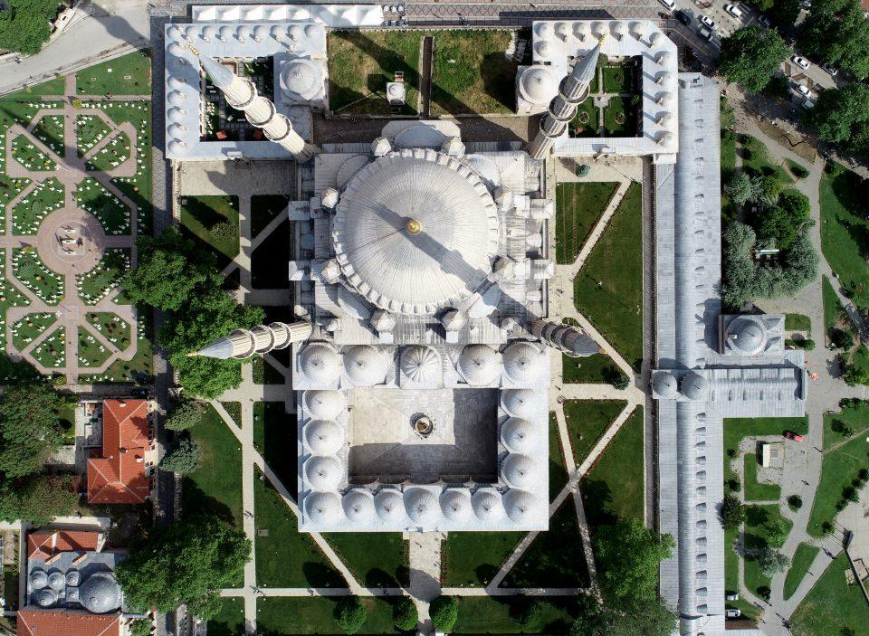 <p><em>UNESCO Dünya Kültür Mirası Listesi'nde bulunan Selimiye Camisi'ni ziyaret eden turist sayısının her geçen gün arttığını anlatan Üzüm, şöyle devam etti:</em></p>

<p>"Selimiye bir buluşma noktasıdır. Özellikle ramazan ayında başta Balkanlar ve Türkiye'nin farklı illerinden binlerce ziyaretçi Selimiye'ye geliyor. Burada büyük bir manevi heyecan ve lezzet yaşıyorlar. Ramazan ayında Selimiye'de olmak çok farklı bir güzellik. Aslında tevhidin sembolü, aynı zamanda İnsanlık için de önemli bir buluşma noktası. Ramazan ayına özel olarak iç turizm anlamında yoğun bir ilgi var. Özellikle burada bir cuma namazı kılmak ve Kadir Gecesi'ni yaşamak isteyenler Edirne'ye akın ediyor. Geçen yıl Kadir Gecesi'nde camimiz dolup taşmış ve 30 bine ziyaretçi gelmişti. Bu yıl daha fazla  yoğunluk bekliyoruz." </p>

