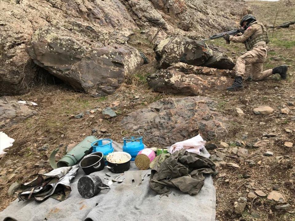 <p>Van'ın Başkale ilçesinde, terör örgütü PKK'ya yönelik operasyonda yaşam malzemesi bulundu.</p>

<p> </p>
