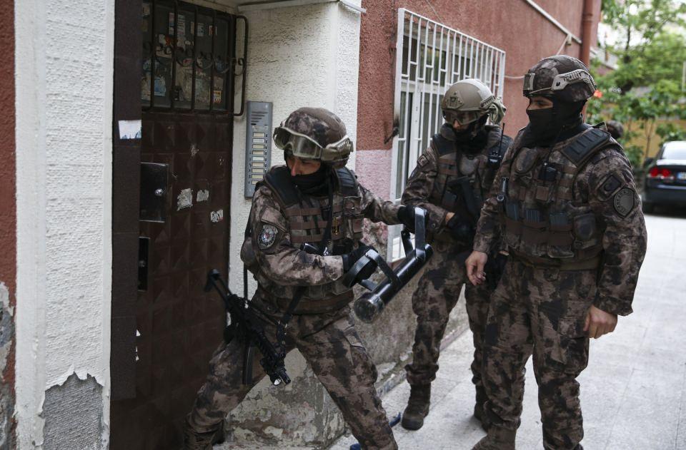 <p>İnternet arama motorlarında "vize, vize almak istiyorum ve Schengen vizesi" gibi anahtar kelimeler üzerinde arama yapan vatandaşların, ilk sıralarda yer alan ve aracı kurumların resmi internet sitesi görünümündeki sahte sitelere girdikleri ve online başvuru aracılığıyla bir çok kişisel bilgilerini paylaşarak "hizmet ücreti" adı altında ödeme yaptıkları tespit edildi. </p>
<p> </p>