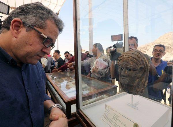<p>Mısır Eski Eserler Bakanı Halid el Eneni, gazetecilere yaptığı açıklamada bulunan maskeyi övdü.</p>

<p> </p>
