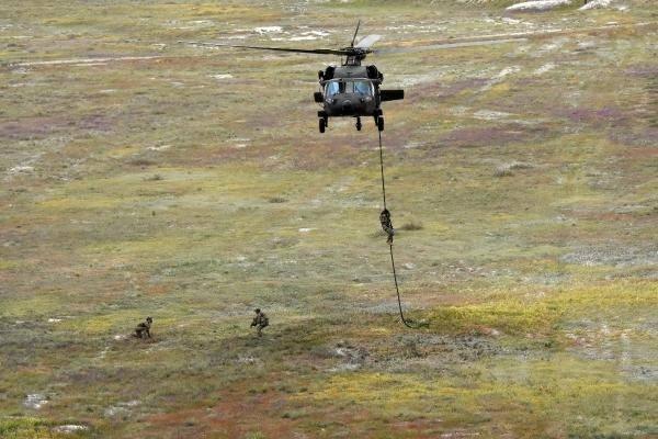 <p>Kurtarma sahneleri, atış sahasındaki gözlem istasyonundan ilgililerce dikkatle izlendi. Tatbikat başarıyla tamamlandı. Senaryo gereği 4 asker düşman tehlikesinden kurtarılırken, hedefler F-16'lar tarafından imha edildi.</p>
<p> </p>