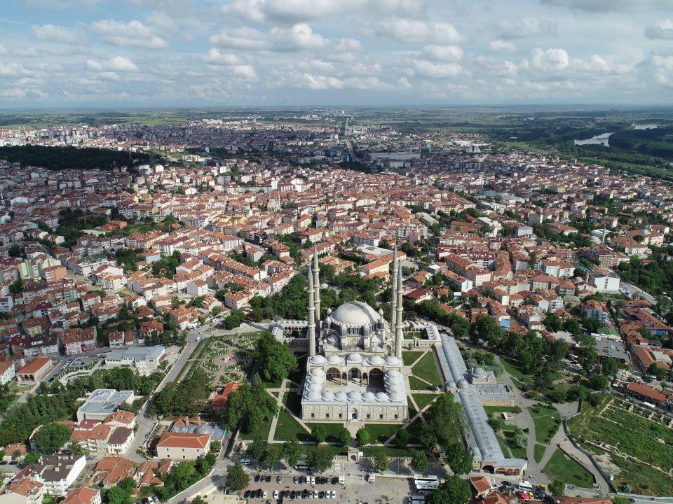 <p>Üzüm, Edirne'nin simgesi Selimiye Camisi'nin sanat değeri çok yüksek bir yapı olduğuna değinerek, cami ve külliyesinin UNESCO'nun Kültür Mirası Listesine alınmasının ardından ziyaretçi sayısında büyük artış olduğunu kaydetti.</p>
<p> </p>