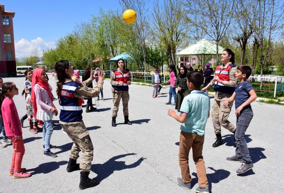 <p>Astsubay Çavuş Hafize Doğan da köy çocuklarıyla oyun oynamanın heyecanını yaşadığını anlatarak "Kadın olarak bu mesleği yapmaktan gurur duyuyorum. Köy çocuklarına Jandarma ve vatan sevgisi kazandırmak, onları geleceğe umutla bağlamak ve onların arasında olmaktan dolayı sevinçliyim." dedi. </p>
<p> </p>