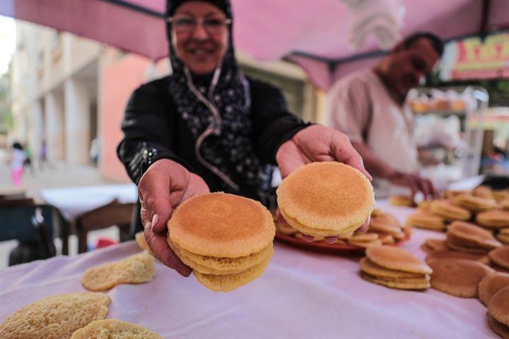 <p>Tarihi Emeviler, Abbasiler veya Memlükler dönemine kadar dayanan ve  Filistin'de Ramazan ayının en popüler tatlısı olan taş kadayıfın bir kilosu yaklaşık olarak 2 dolardan satışa çıkarılıyor.</p>
