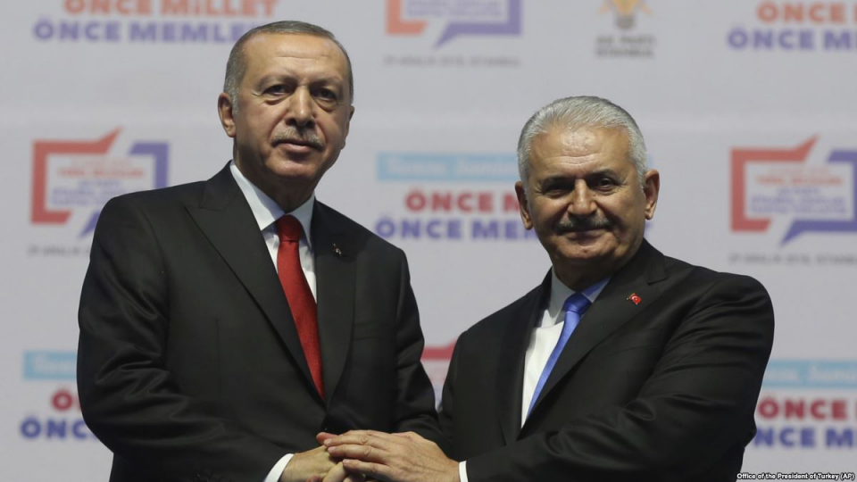 <p>Değerli kardeşim;</p>
<p>Ye'se düşmene gerek yok, zira İmamoğlu yasaklı hale gelmiş değil…</p>
<p>Seçime girmesi engellenmiş değil…</p>
<p>Hapse atılmış değil…</p>
<p>Telafisi mümkün olmayan bir sürece sokulmuş değil…</p>
<p>Birkaç hafta sonra tekrar seçime girecek ve oyunu dilersen yine ona vereceksin...</p>
<p>Ama keşke YSK bu seçim sürecini daha iyi yönetse idi de, böyle bir sonucu yaşamasa idiniz, yaşamasaydık. Ama yaşadık.</p>
<p>Umarım, bu vesile ile siz de bizim geçmişte neler yaşadıklarımızı (üstelik de çoğunlukla partinizin bize haksız bir şekilde neler yaşattığını) bir nebze de olsa anlamış ve hissetmiş olursunuz ki, artık bir daha böyle bir süreç yaşamayalım diye hep birlikte çaba sarf edelim ... </p>
<p>Eğer bu böyle olursa, kesinlikle hepimiz için, ülkemiz için çok önemli bir kazanım olur…</p>
<p>Hayırlısı olsun inşallah…"</p>