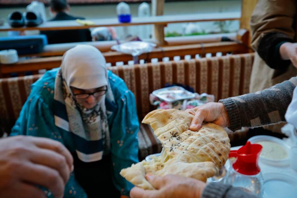 <p>Türkiye sevdası ile de tanınan Saraybosnalı hafız, dualarında Türkiye'yi her daim andıklarını belirterek, "15 Temmuz'daki hain darbe girişimi sırasında da camide dua ettik. Allah, inananların duaları sayesinde Türkiye'yi korudu." ifadelerini kullandı.</p>

<p> </p>
