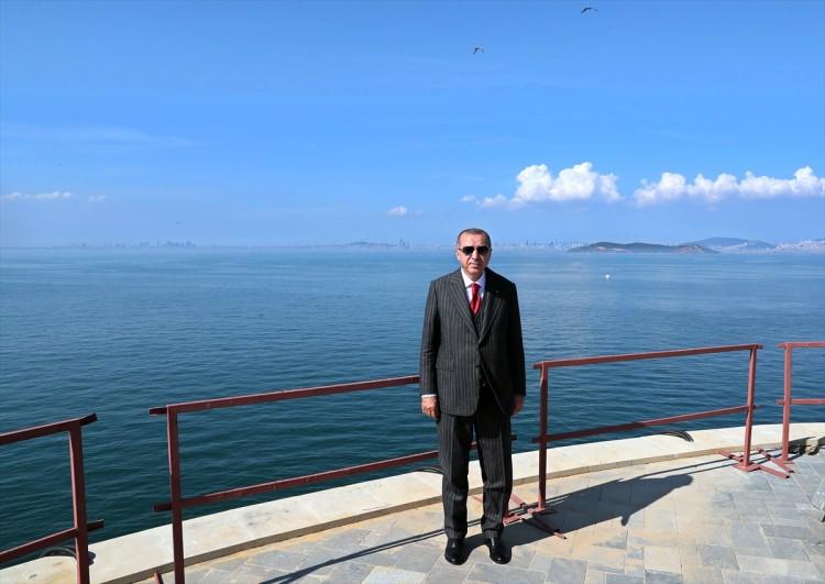 <p>Cumhurbaşkanı Recep Tayyip Erdoğan, "Demokrasi ve Özgürlükler Adası" olarak yeniden düzenlenen Yassıada'yı ziyaret ederek çalışmalar konusunda bilgi aldı.</p>
