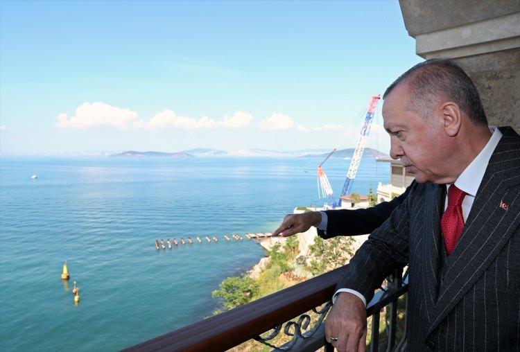 <p>Türkiye Cumhurbaşkanı Recep Tayyip Erdoğan, "Demokrasi ve Özgürlükler Adası" olarak yeniden düzenlenen Yassıada'yı ziyaret ederek çalışmalar konusunda bilgi aldı. Burada açıklamalarda bulunan Erdoğan, 'Kimse bu ülkede darbe yapamaz. Bütün mesele  bizim güç kazanmamızdır.' dedi.</p>
