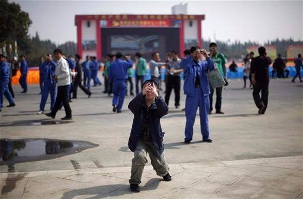 <p>Huaxi aslında genel olarak bir köyden daha çok bir imece "teşebbüs ya da kuruluş" gibi çalışıyor ve köylüler de "bu kuruluşun hissedarları". Köyün temel gelir kaynakları ağır sanayi, demir çelik ve tekstil olarak biliniyor, ancak her geçen gün artan zenginliğiyle kendisine yeni kazanç kapıları açıyor. </p>
