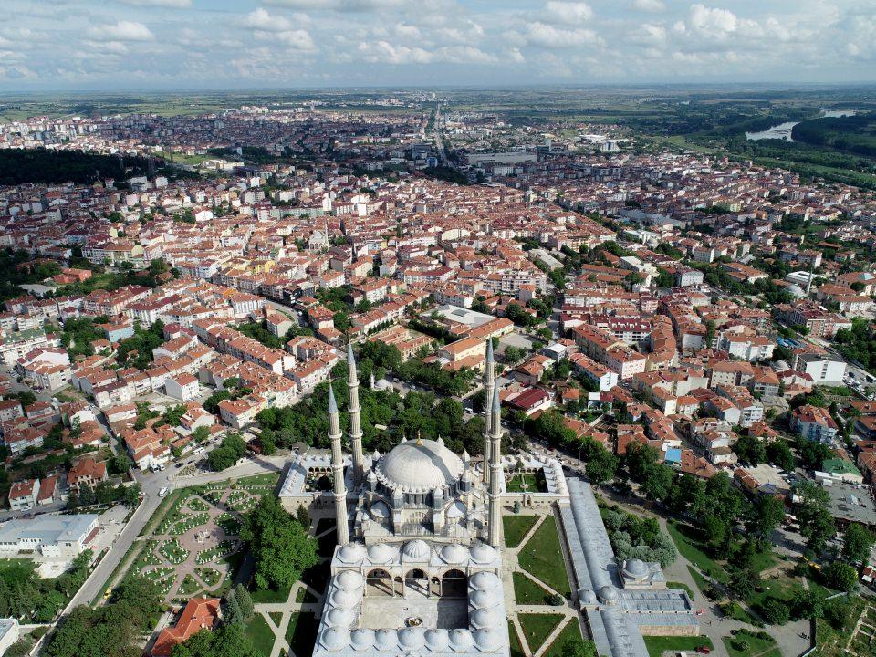 <p>8 sütun fil ayağına oturtulan kasnak üzerinde bulunan, mimari ve mühendislik üzerine araştırma yapanları şaşırtan kubbe, 43 metre yüksekliğinde ve 32 metre çapındadır.</p>