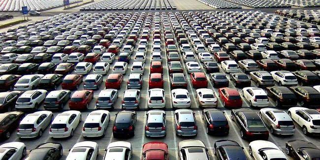 <p>ABD'den ithal edilecek olan otomobiller için gümrük vergisi yüzde 120'den yüzde 60'a çekildi. Böylece otomobillerin fiyatlarında büyük düşüş yaşandı.</p>
