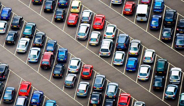 <p>Cumhurbaşkanlığı&rsquo;nın Resmi Gazete&rsquo;de yayımladığı kararla birlikte bazı arabalarda y&uuml;zde 60 oranında vergi d&uuml;şt&uuml; ve fiyatı da bu nedenle gerilemiş oldu.</p>
