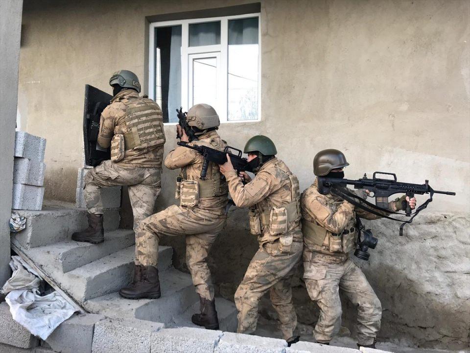 <p>Van'da terör örgütü PKK/KCK'ya yönelik operasyonda 18 zanlı yakalandı.</p>
<p> </p>