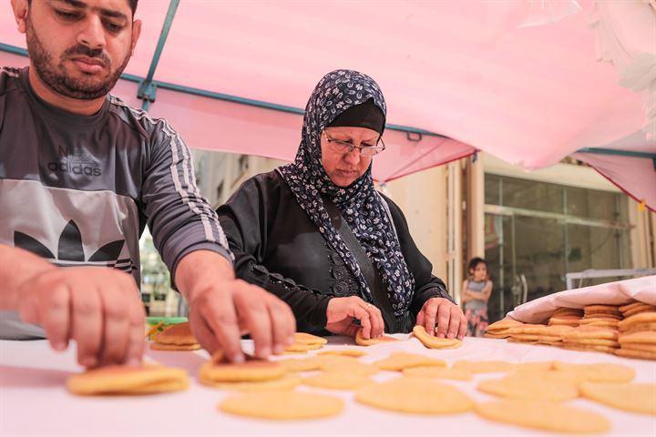 <p>Nemr, duygularını şöyle ifade ediyor, 'İlk başlarda bir kadın olarak bu sokakta tatlı yapıp satarken kendimi biraz garip hissettim. Özellikle Gazze'de kadınların sokaklarda satış yapmaları yaygın değil ancak zamanla bu durum olağan hale geldi.'</p>
