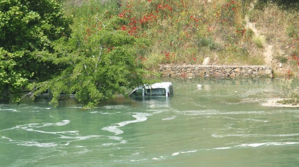 <p>Gölde su seviyesinin yükselmesi sonucu çevredeki bir araç ile bazı yollar su altında kaldı.</p>