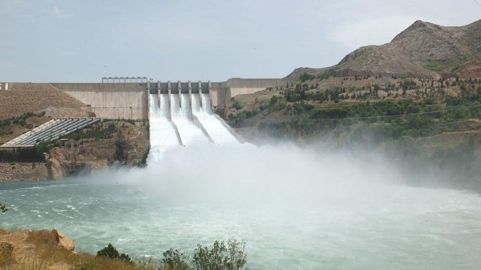 <p>Fırat Nehri'nde su seviyesi yükseleceğinden, saat 10.00'dan itibaren nehir ile Karakaya Barajı Gölü çevresinde bulunan vatandaşların, can ve mal güvenliği açısından dikkatli olmaları, herhangi bir olumsuzlukla karşılaşmamaları için nehir çevresinden uzak durmaları gerektiği uyarısı yapılmıştı.</p>