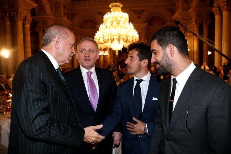 <p>Göksel Gümüşdağ, Emre Belezoğlu ve Arda Turan</p>
