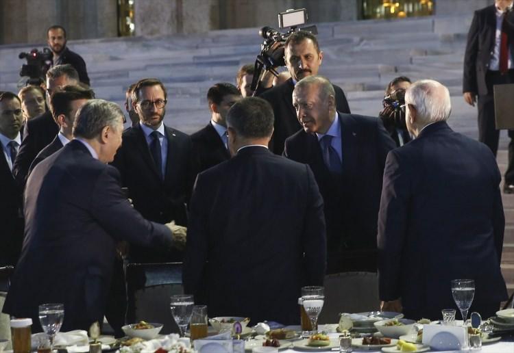 <p>Milletvekillerinin ramazan ayını kutlayan Erdoğan, "Bu gazi mekanda bir araya gelmemize vesile olan sayın Meclis Başkanımıza özellikle şahsım, milletim adına teşekkür ediyorum." dedi.</p>
