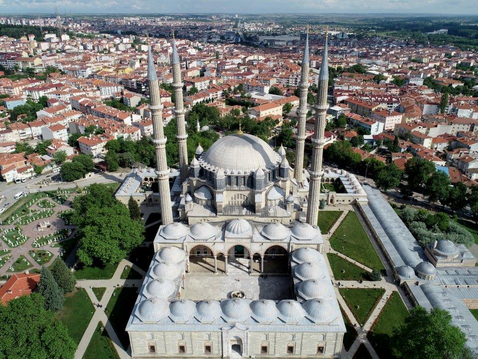 <p><strong>Ramazanda Selimiye Camisi'ne ziyaretçi akını</strong><br />
<br />
Edirne'de Mimar Sinan'ın "ustalık eserim" diye nitelendirdiği Selimiye Camisi ramazan ayında ziyaretçi akınına uğruyor.</p>
<p>Edirne Müftüsü Emrullah Üzüm, AA muhabirine yaptığı açıklamada, Selimiye Camisi'nin her mevsim ziyaretçilerin yoğun ilgisini çektiğini belirterek, bu ziyaretçi sayısının özellikle ramazan ayında iki katına ulaştığını söyledi. </p>