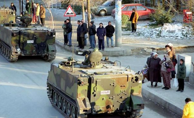 <p>Ama o da ne? Erbakan’a (ve dolayısıyla bize) hayatı dar ediyorlar. Asker bir yandan, medya bir yandan, üniversiteler bir yandan üstümüze üstümüze geliyorlar. Erbakan ve onun destekçilerine askeriyede, üniversitelerde, kamu kurumlarında kan kusturuluyor. 28 Şubat darbesi yapılıyor. Seçilmiş başbakan Erbakan’ı alaşağı ediyorlar. </p>