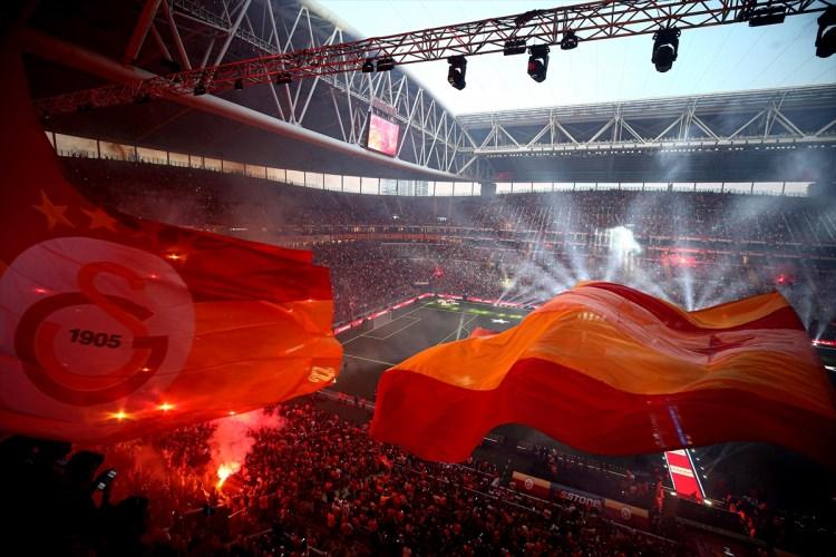 <p>Spor Toto Süper Lig'de 2018-2019 sezonunu şampiyon tamamlayan Galatasaray Futbol Takımı, Türk Telekom Stadı'nda taraftarların katılımıyla gerçekleştirilen törende kupasını aldı.</p>
