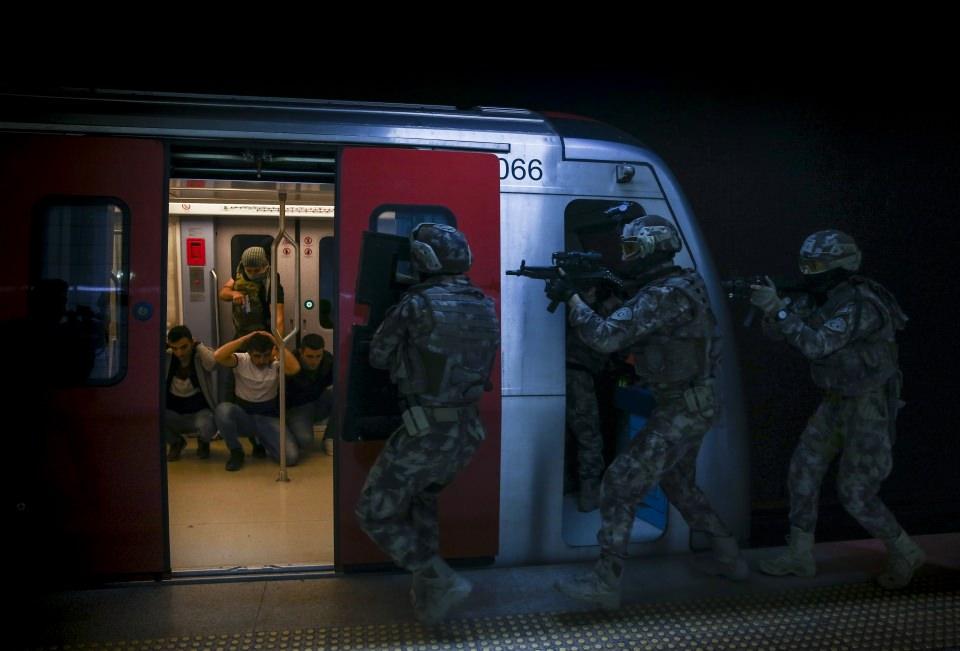 <p>Senaryo gereği metroyu ele geçiren terörist kılığındaki meslektaşlarını saniyeler içersinde etkisiz hale getiren özel harekatçılar, rehineleri ise burunları dahi kanamadan kurtarmayı başardı</p>
