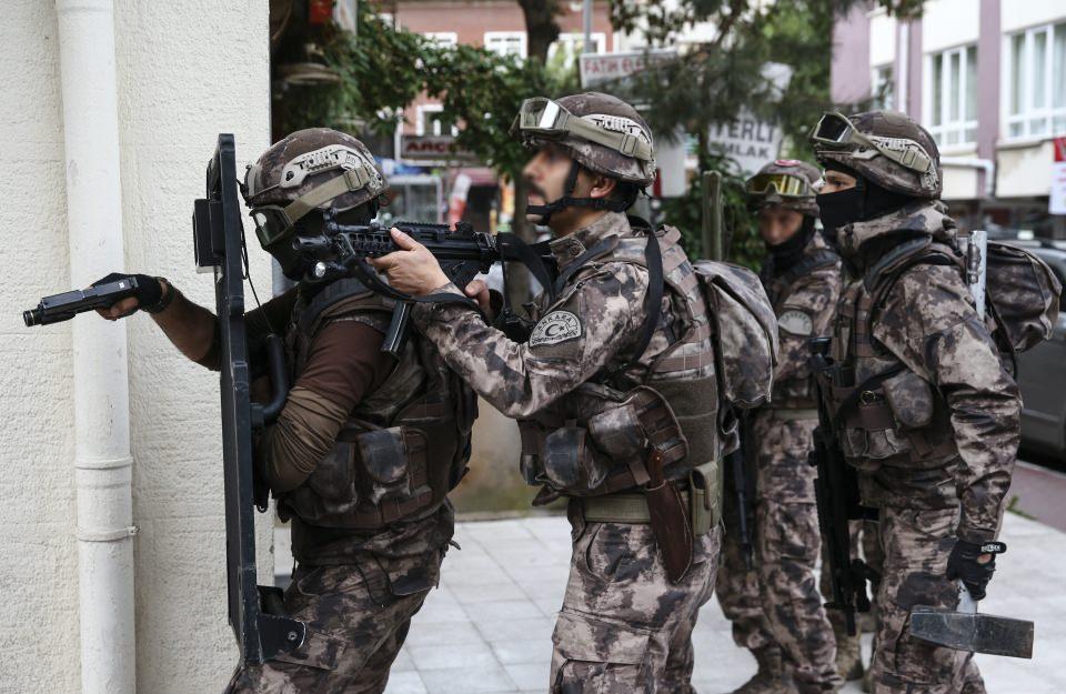 <p>Yurt dışı seyahatler için vize almak isteyenleri dolandıran suç örgütüne yönelik Ankara merkezli 8 ilde eş zamanlı operasyon düzenlendi.</p>