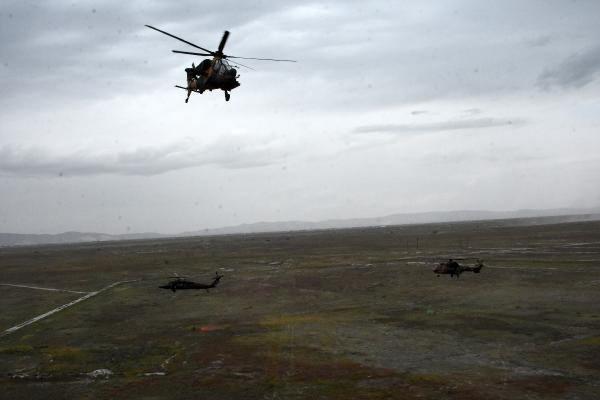 <p>Hava unsurlarının alana kontrollü inmesinin ardından personel, çevre güvenlik önlemlerini alarak yaralı askeri helikoptere taşıdı. Helikopterlerin havalanması sırasında, düşman kuvvetlerinin piyade askerlerince ateş açılması sonucu helikopterler top atışıyla karşılık verdi.</p>
<p> </p>