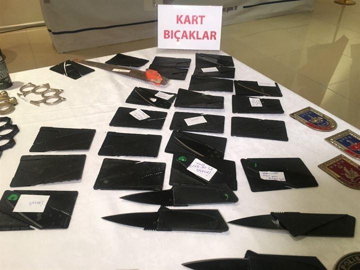 <p>Adliyemizde işletmesi Maltepe Açık Ceza İnfaz Kurumu İş Yurtları Müdürlüğü bulunmakta olup tarafından yapılan 3'ü kapalı olmak üzere toplam 4 adet otopark otoparklara giriş yapan araçlar plaka tanıma ve araç alt görüntüleme gibi teknolojik cihazlar vasıtasıyla denetlenmekte, güvenlik personelince de bagaj kontrolü yapılmaktadır. Bu yapılan kontrol ve denetimler neticesinde salonumuzda sergilenen materyallerden bir kısmı ele geçirilerek güvenlik personelimizce muhafaza altına alınmaktadır" dedi.</p>