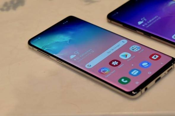 <p><strong>Samsung Galaxy S10: </strong></p>

<p>Galaxy S10 ise 6.1 inç büyüklüğünde 1440 x 3040 piksel çözünürlük sunan bir ekrana ev sahipliği yapıyor. Aynı şekilde cihaz satın alındığı bölgeye göre Exynos 9820 veya Qualcomm Snapdragon 855 işlemci ile geliyor.</p>
