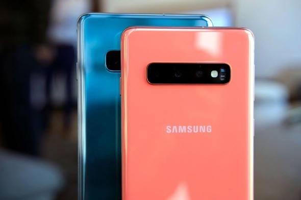 <p><strong>Samsung Galaxy S10: </strong><br />
<br />
8 GB RAM’in yer aldığı telefon 128 GB ve 512 GB olmak üzere iki farklı depolama seçeneği sunuyor. (AnTuTu puanı: 359217)</p>
