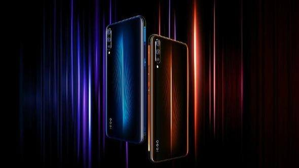 <p><strong>Vivo iQ00: </strong><br />
<br />
Vivo iQ00 ile Vivo iQ00 arasındaki fark Xiaomi Mi 9 serisi ile benzer şekilde RAM tarafında karşımıza çıkıyor. vivo iQOO’da tercihe göre 6 GB / 8 GB RAM sunulurken, cihazın depolama alanı 128 GB.</p>
