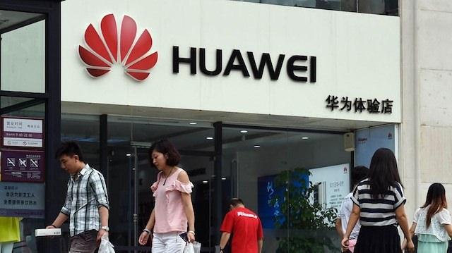 <p>Teknoloji dünyası Pazartesi gününden beri Google'ın Huawei kararını konuşuyor. Teknolojik bir soğuk savaş olarak lanse edilen kararın ardından başka şirketler de Huawei'ye sırtını döndü. İşte Huawei'yi 'kara liste'ye alan şirketler...</p>

<ul style="list-style-type:none">
</ul>
